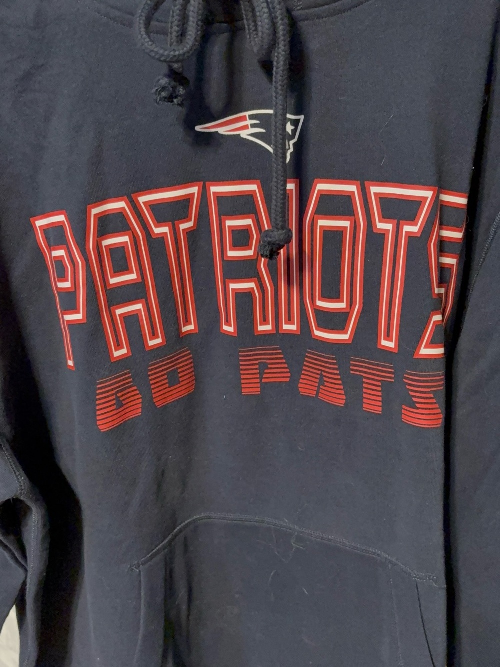 47 Men's New England Patriots Navy Byline Headline Pullover Hoodie